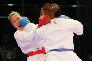 Hồng Anh (đai đỏ) đã nỗ lực và giành được HCV