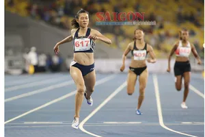 Tú Chinh (trái) đoạt HCV 200m nữ. Ảnh: DŨNG PHƯƠNG