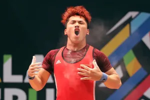 Trịnh Văn Vinh có chiếc HCV tại AIMAG 2017. Ảnh: DŨNG PHƯƠNG