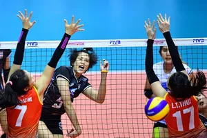 Pleumjit Thinkaow (Thái Lan) khiến hàng chắn của Việt Nam vất vả chống đỡ. Nguồn: AVC