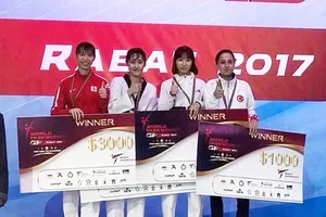 Kim Tuyền (áo đỏ) trên bục nhận giải. Ảnh: VŨ XUÂN THÀNH