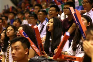 CĐV nữ luôn áp đảo trên khán đài NTĐ Bách Khoa. Ảnh: NGỌC HẢI