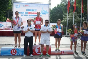 BTC trao thưởng cho các VĐV người nước ngoài thi đấu tại giải. Ảnh: BTC