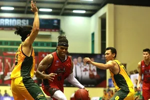 Chủ nhà Thang Long Warriors (áo đỏ) đã có chiến thắng nhẹ nhàng. Ảnh: NGỌC HẢI