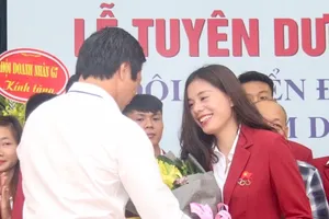 Nguyễn Thị Huyền đã được tặng thưởng trong lễ vinh danh của Liên đoàn điền kinh Việt Nam. Ảnh: NGỌC HẢI