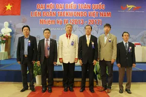 Ông Trương Ngọc Để (giữa, áo trắng) đang là Chủ tịch Liên đoàn taekwondo Việt Nam. Ảnh: VIỆT VIỆT