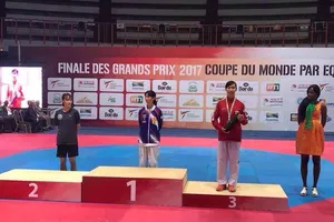 Kim Tuyền trên bục nhận giải. Ảnh: VŨ ANH TUẤN