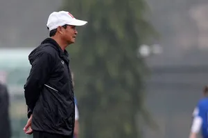 HLV Mai Đức Chung lấy tin thần của U23 nam úy lạo cầu thủ đội tuyển nữ. Ảnh: NGỌC HẢI