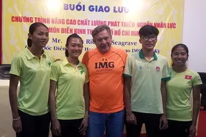 Lê Tú Chinh (thứ 2 từ trái sang) sẽ được chuyên gia Loren hướng dẫn thêm nếu đi tập tại IMG. Ảnh: NHẬT ANH