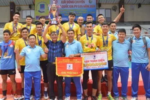 HLV Triệu Tử Thiên (cầm cờ lưu niệm) đã rời đội 1 Khánh Hòa sau khi đoạt chức vô địch quốc gia. Ảnh: THIÊN HOÀNG