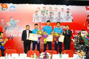 Đại diện Trung ương Đoàn TNCS Hồ Chí Minh và Quỹ hỗ trợ tài năng trẻ Việt Nam trao bằng khen cho các tuyển thủ. Ảnh: NHƯ Ý