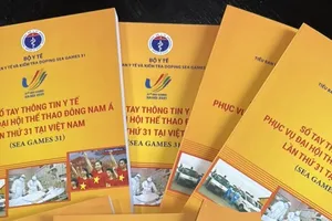 Sổ tay y tế phục vụ SEA Games 31 được phát tới các khách sạn và các đoàn thể thao. Ảnh: LÊ HẢO
