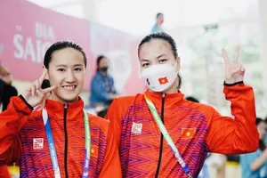 Ngô Phương Mai (phải) đã là VĐV được thưởng "nóng" đầu tiên của Đoàn thể thao Việt Nam tại SEA Games 31. Ảnh: ĐỖ TRUNG