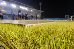 Mặt cỏ trên sân Mỹ Đình được trả lại để được chăm sóc nhằm phục vụ thi đấu SEA Games 31. Ảnh: N.T