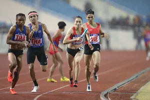 Thi đấu nội dung 4x400m hỗn hợp. Ảnh: DŨNG PHƯƠNG