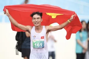 Hoàng Nguyên Thanh ăn mừng tấm HCV Marathon.