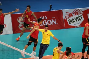 Các cầu thủ cùng ban huấn luyện mừng khôn tả sau chiến thắng. Ảnh: NHẬT ANH