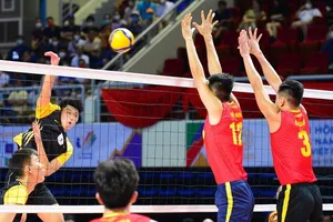 Hàng chắn đội tuyển bóng chuyền nam Việt Nam (áo đỏ) đã chuẩn bị những phương án nhằm khắc chế các chủ công của Thái Lan tại bán kết. Ảnh: VŨ MIỀN