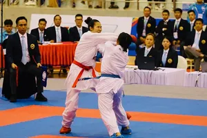 karate chuẩn bị bế mạc nhưng VĐV Thái Lan mới đến xin thi đấu. Ảnh: MINH CHIẾN