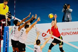 Đội tuyển nam Việt Nam (áo đỏ) quyết tâm hướng tới lần đầu giành HCV tại SEA Games ngay trên sân nhà. Ảnh: DŨNG PHƯƠNG