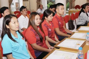 Cầu thủ Huỳnh Như (áo xanh) cùng các tuyển thủ của thể thao Trà Vinh đã được khen thưởng kịp thời từ quê nhà ngay khi có thành tích SEA Games 31. Ảnh: Q.D