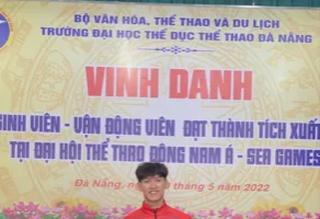 Kình ngư Hoàng Quý Phước đã được Đại học TDTT Đà Nẵng tuyên dương mừng công trước thành tích tại SEA Games 31. Ảnh: Q.P