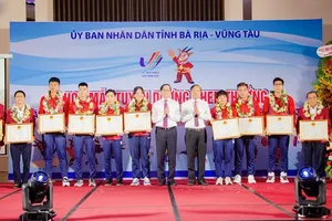 Các HLV, VĐV của thể thao Bà Rịa-Vũng Tàu được tuyên dương khen thưởng. Ảnh: BRVT