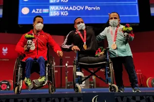 Lê Văn Công (trái) giành HCB và luôn thua lực sĩ tranh chấp trực tiếp người Jordan Qarada Hamadeh (giữa). Ảnh: TRỌNG HẢI 