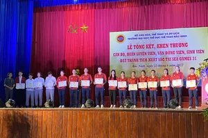 Các tuyển thủ sinh viên của Đại học TDTT Bắc Ninh được vinh danh ở ngày 22-6. Ảnh: MINH CHIẾN