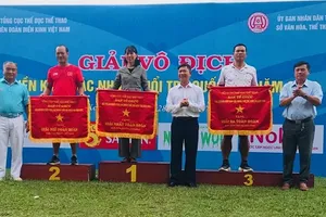 Ban tổ chức đã trao cờ cho các đơn vị xếp nhất tại giải năm nay. Ảnh: ĐKVN
