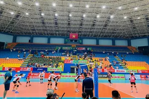 Khán đài vắng khán giả vẫn là điều chưa thể giải quyết của ban tổ chức năm nay. Ảnh: MINH CHIẾN