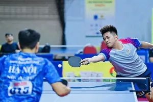 Nguyễn Đức Tuân (Hải Dương 1) đã cố gắng nhưng không thể vượt qua được Nguyễn Anh Tú (Hà Nội 1) tại trận đơn đầu tiên của chung kết đồng đội nam. Ảnh: DUY LINH