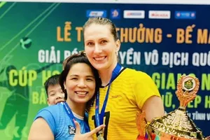 Chủ công Polina Rahimova chung vui cùng Bùi Thị Huệ sau chức vô địch của đội bóng chuyền nữ Thái Bình giải năm nay. Ảnh:B.H