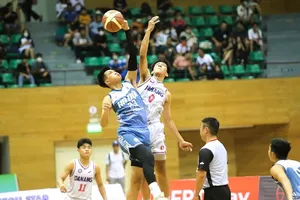 Trận chung kết nội dung nam giải U18 quốc gia đã thu hút đông đảo khán giả cổ vũ vào theo dõi trực tiếp. Ảnh: VBF