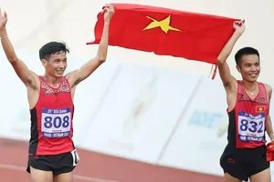 Lê Văn Thao (phải) từng giành HCĐ tại SEA Games 31 vừa qua tuy nhiên đã có tấm HCV nội dung 10.000m tại Đại hội thể thao sinh viên Đông Nam Á 2022 ở Thái Lan. Ảnh: D.PHƯƠNG