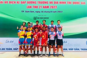 Các VĐV nam đã đạt huy chương trong ngày thi đấu đồng đội 18-8. Ảnh: CYCLING.NEWS