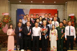 Châu Tuyết Vân (ngoài cùng, bên trái hàng trên) là ủy viên ban chấp hành khóa 6 của Liên đoàn taekwondo Việt Nam. Ảnh: ĐÌNH PHÚC