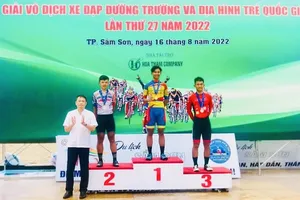 cua-rơ trẻ Lâm Gia Hào (Đồng Tháp) nhận HCV trong ngày thi đấu cuối nội dung đường trường. Ảnh: CYCLING.NEWS