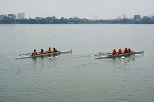 Các tay chèo trẻ đã thi đấu nội dung rowing tại Hồ Tây. Ảnh: HÀ PHƯƠNG