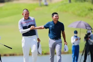 Tay golf Chen Guxin (trái) đã được đối thủ Lloyd Jefferson Go (áo xanh) chúc mừng sau khi có ngôi vô địch tại Đà Nẵng. Ảnh: BTC