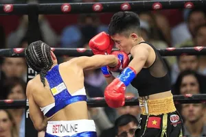 Thu Nhi (đen) đã thua trong trận thượng đài để tranh đai hợp nhất WBO và IBF quyền Anh nữ chuyên nghiệp vừa qua tại Costa Rica. Ảnh: Lateja
