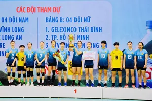 Đội nữ VTV Bình Điền Long An có cúp vô địch giải đấu trên sân nhà. Ảnh: B.LA
