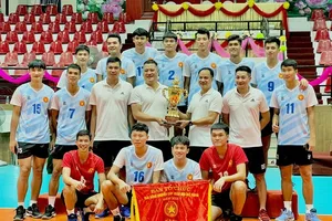 Đội tuyển bóng chuyền Quân đội là sự kết hợp của cầu thủ Thể Công, Biên Phòng, Quân khu 3 và cầu thủ trẻ được tạo nhiều điều kiện thi đấu chứng tỏ chuyên môn. Ảnh: Đ.TIỀN