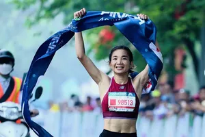 Nguyễn Thị Oanh về nhất cự ly 42km tại giải. Ảnh: XUÂN HOÀNG.WTT