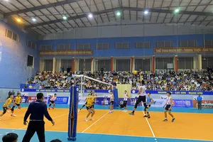 Đội Đà Nẵng (áo trắng) đã chiến thắng và giành suất thăng hạng sau giải hạng A năm nay. Ảnh: MINH CHIẾN