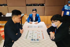 Lại Lý Huynh (trái) đã chơi tốt và vô địch cờ nhanh giải cờ tướng vô địch thế giới 2022 trong ngày cuối 29-10. Ảnh: PH.T.TRUNG