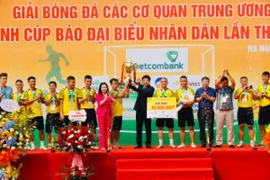 Ban tổ chức trao giải cho đội vô địch năm nay. Ảnh: ĐB.ND