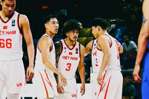 Đội bóng rổ nam 5x5 của Việt Nam tại trận thi đấu với Thái Lan. Ảnh: VBAF