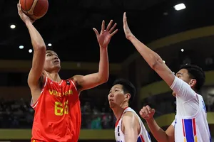 Đội bóng rổ Việt Nam (áo đỏ) không có chiến thắng trước chủ nhà Mông Cổ. Ảnh: VBAF