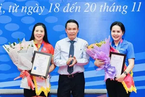 Ban tổ chức đã trao giải hoa khôi và á khôi cho các tay vợt Thân Vân Anh, Giáp Thị Hiền. Ảnh: THÀNH ĐẠT